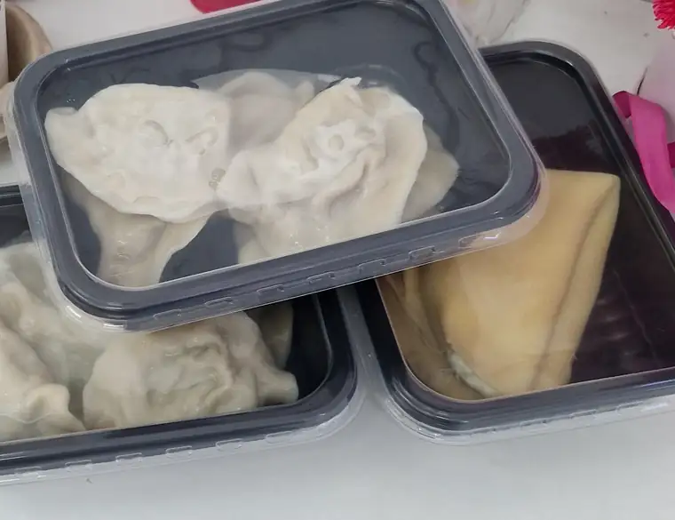 Pierogi w pojemniku na wynos